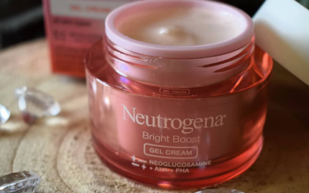 Nano & Micro influenceurs essayant un produit de beauté