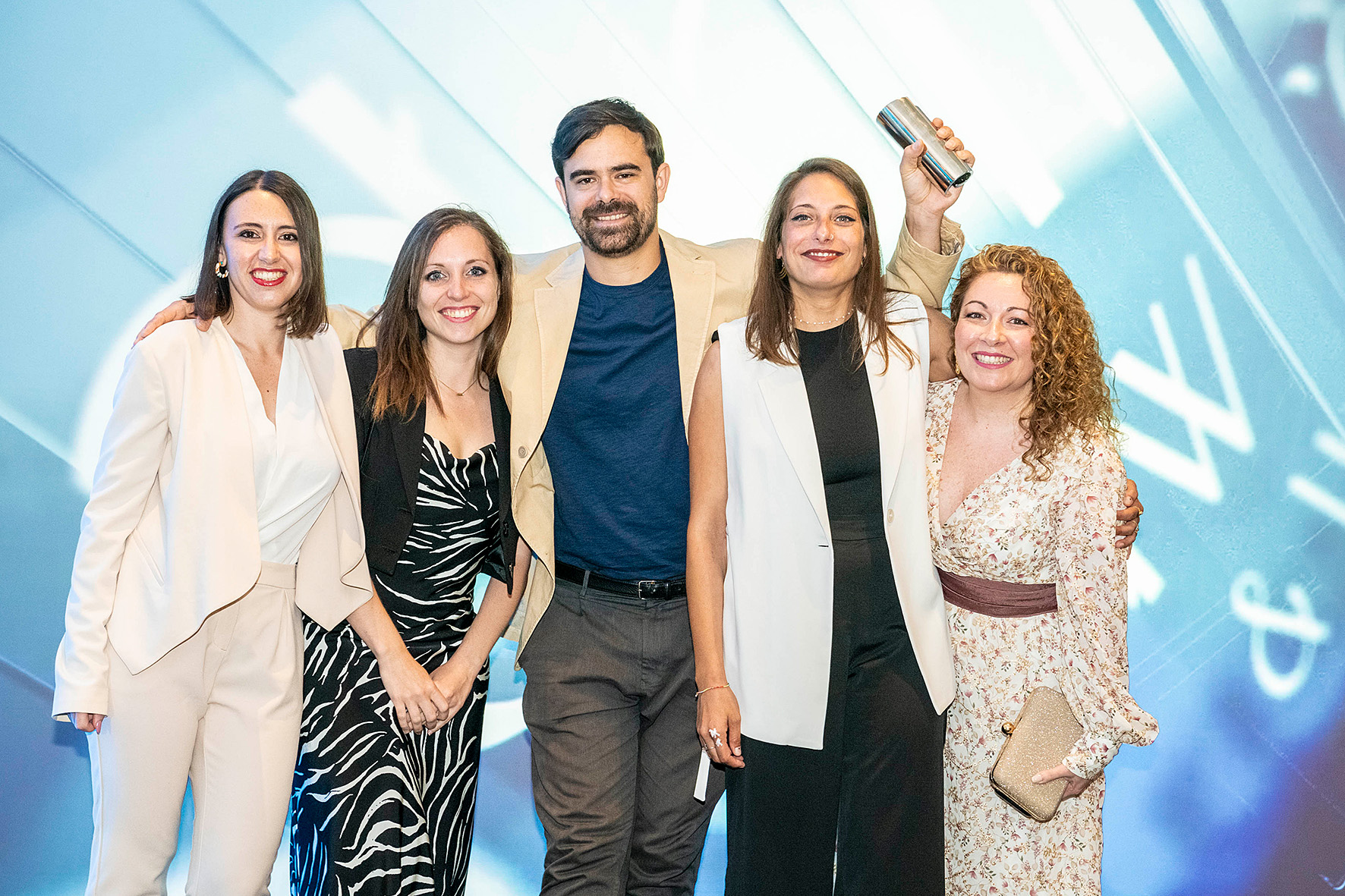 Il team di TERRITORY Influence con il premio d'argento Saniss che ha vinto